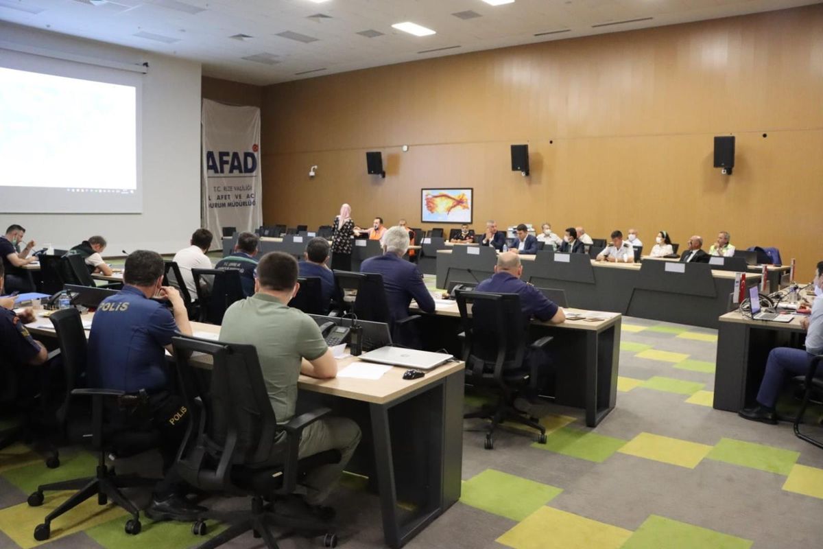 AFAD acil yönetim merkezinde endişeli bekleyiş
