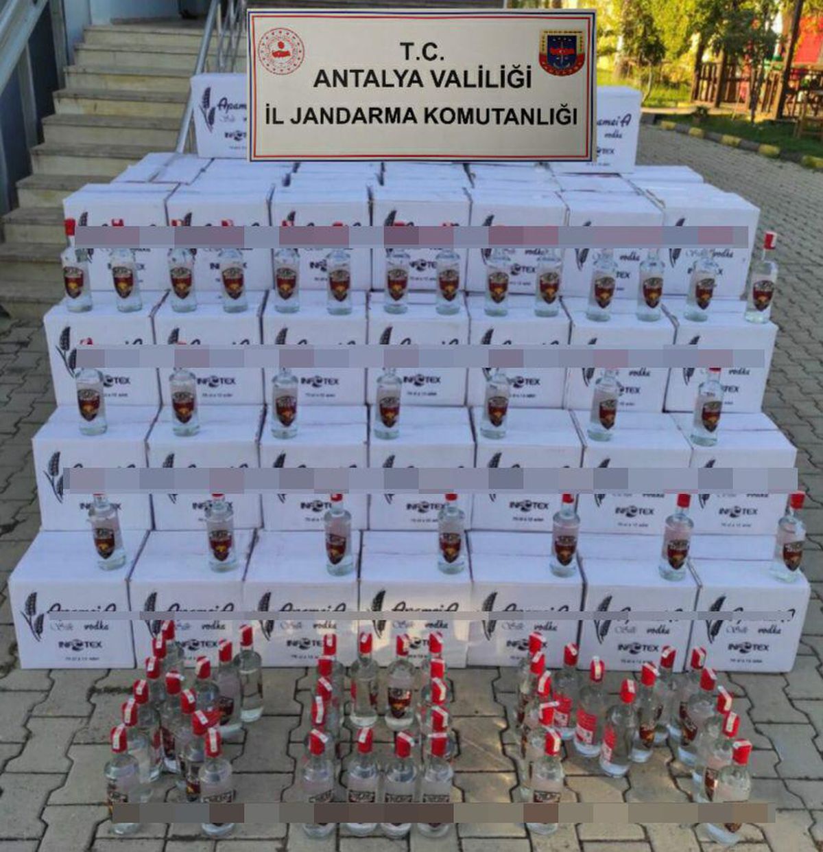 Antalya\'da otelde 1800 litre sahte alkol ele geçirildi