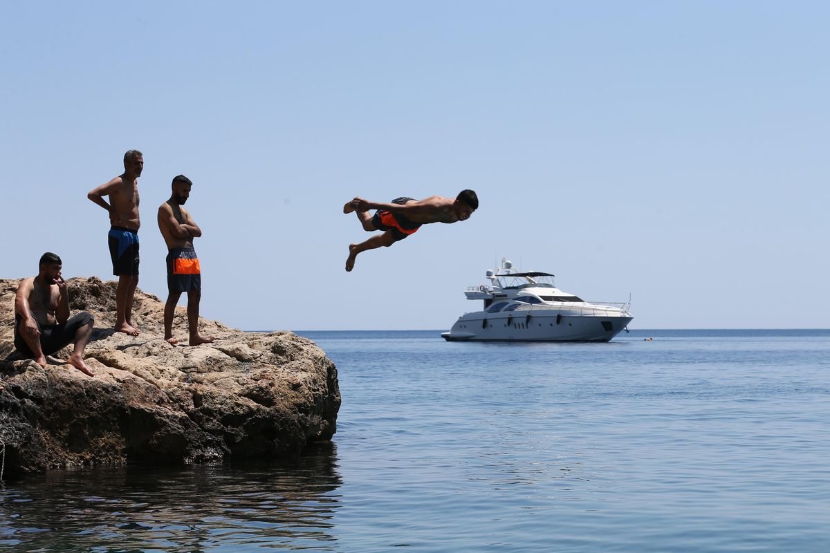 Antalya\'da sıcak havada bunalanlar serinlemek için sahilleri tercih etti