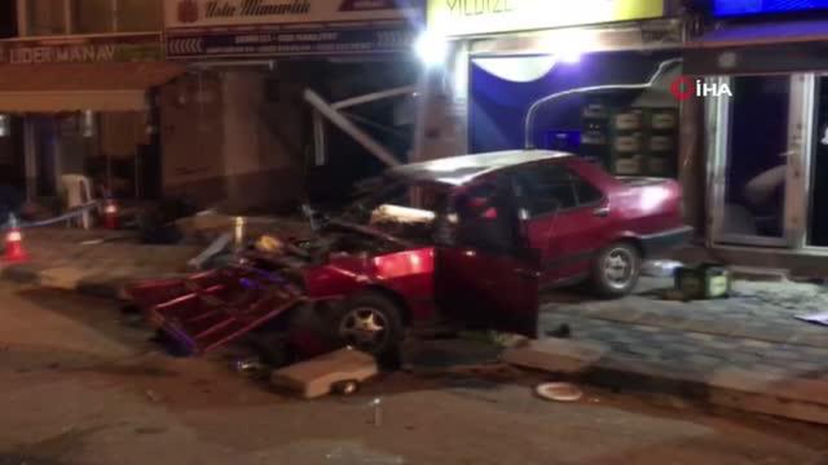 Son dakika haberleri... Asker eğlencesinden dönen sürücü önce iki dükkana ardından kaldırımdaki yayalara çarptı: 1 ölü, 5 yaralı