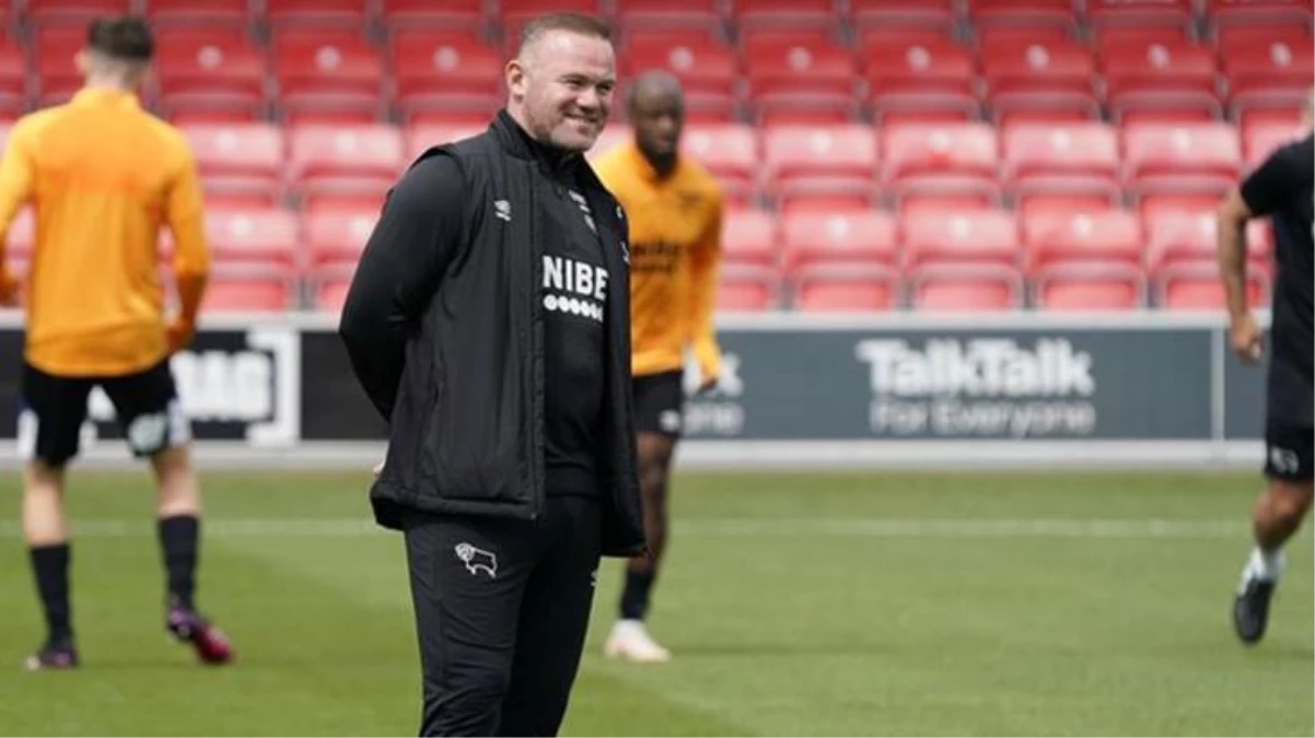 Derby County\'nin hocası Wayne Rooney, antrenmanda futbolcusunu sakatladı!