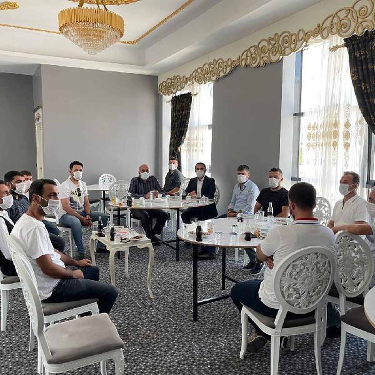 Diyarbakır\'da \'2 doz aşı olmayanlar düğüne davet edilmesin\' çağrısı