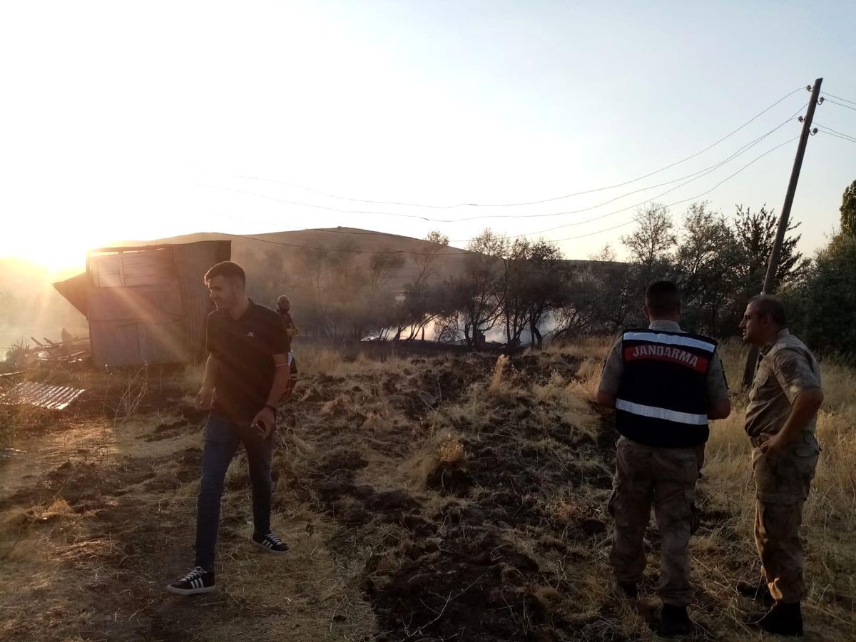 Evinin etrafındaki kuru otları yakmak istedi, ahırı kül oldu