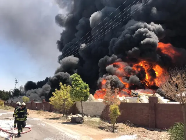 Gaziantep'teki bir depoda yangın çıktı Çevredeki evler ...