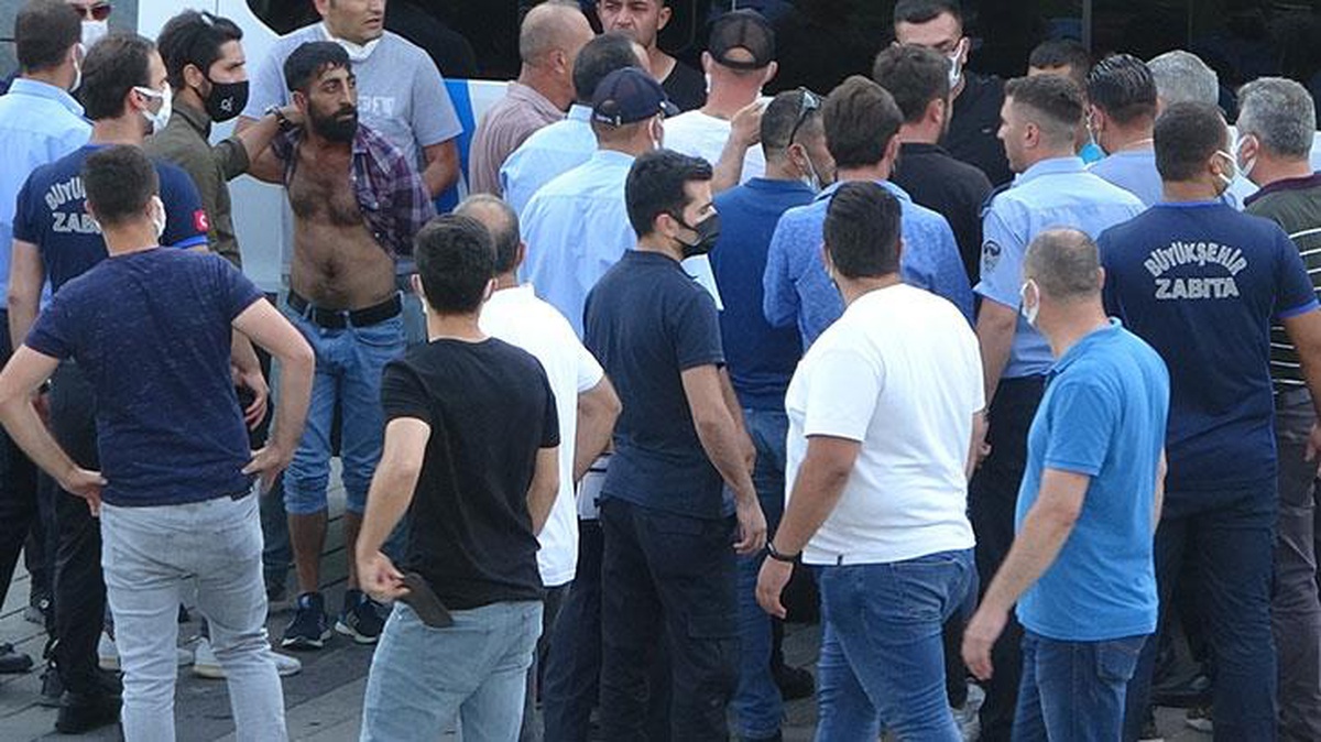 Gezi Parkı\'nda büyük kavga! Zabıta ile seyyar satıcılar birbirine girdi