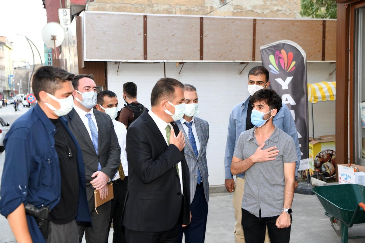Hakkari Valisi Akbıyık\'tan esnaf ziyareti