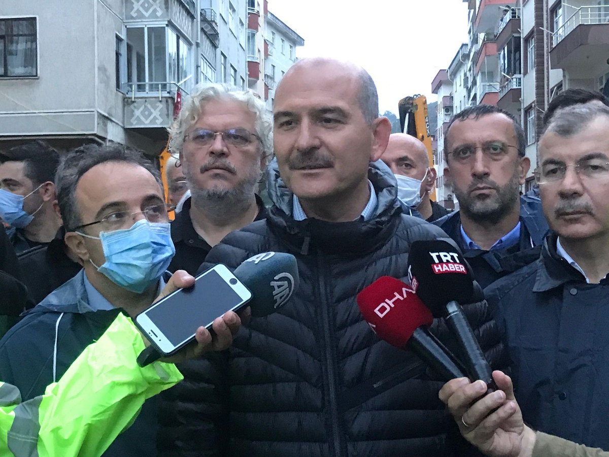 Son dakika haber... İçişleri Bakanı Süleyman Soylu, selden etkilenen Arhavi\'de incelemelerde bulundu Açıklaması