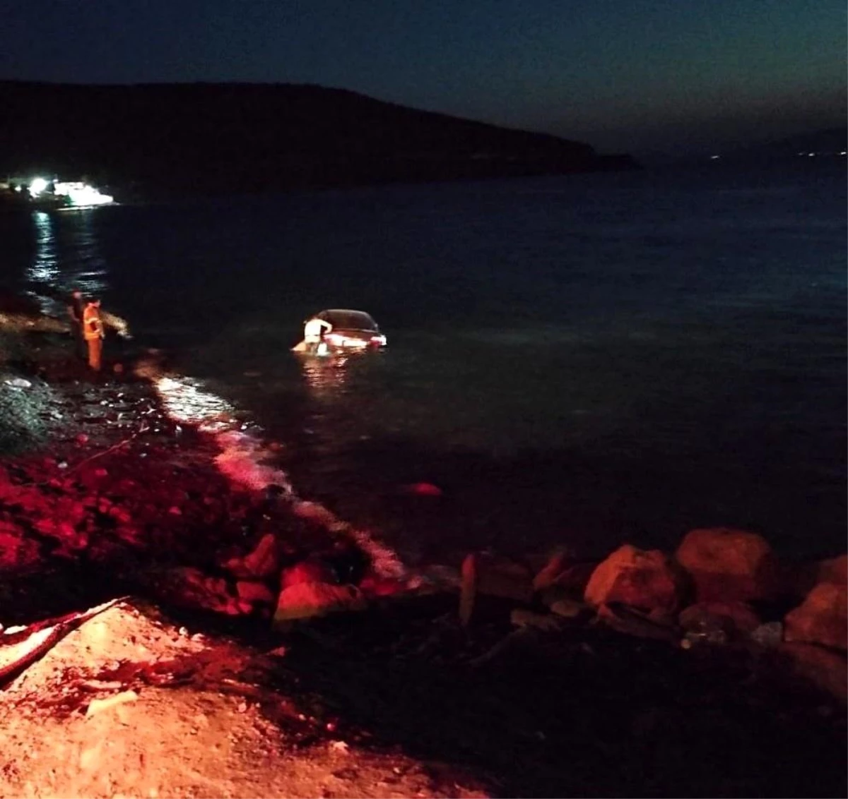 İzmir\'de otomobil denize yuvarlandı: 1 yaralı