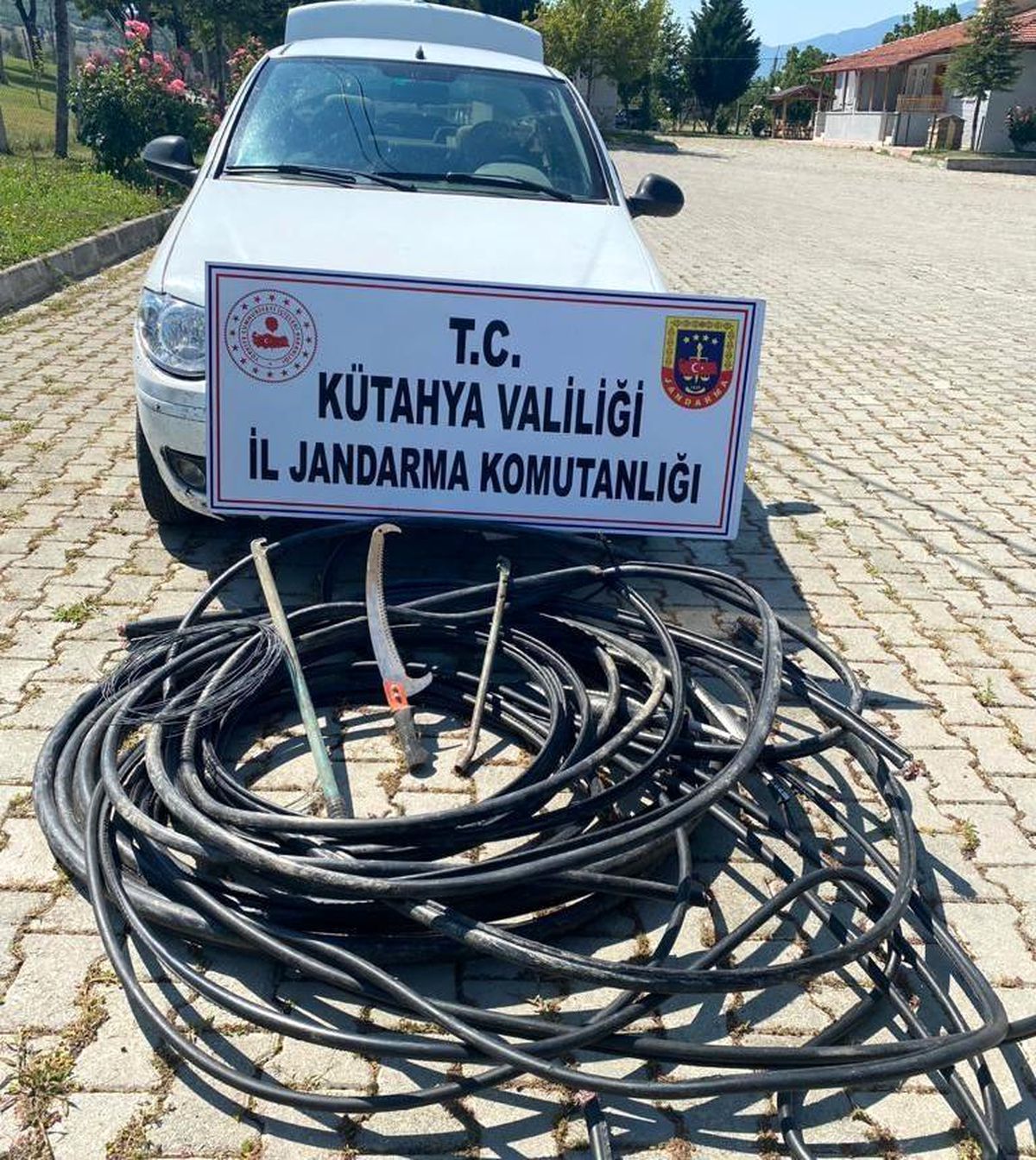 Kablo hırsızlarına suçüstü