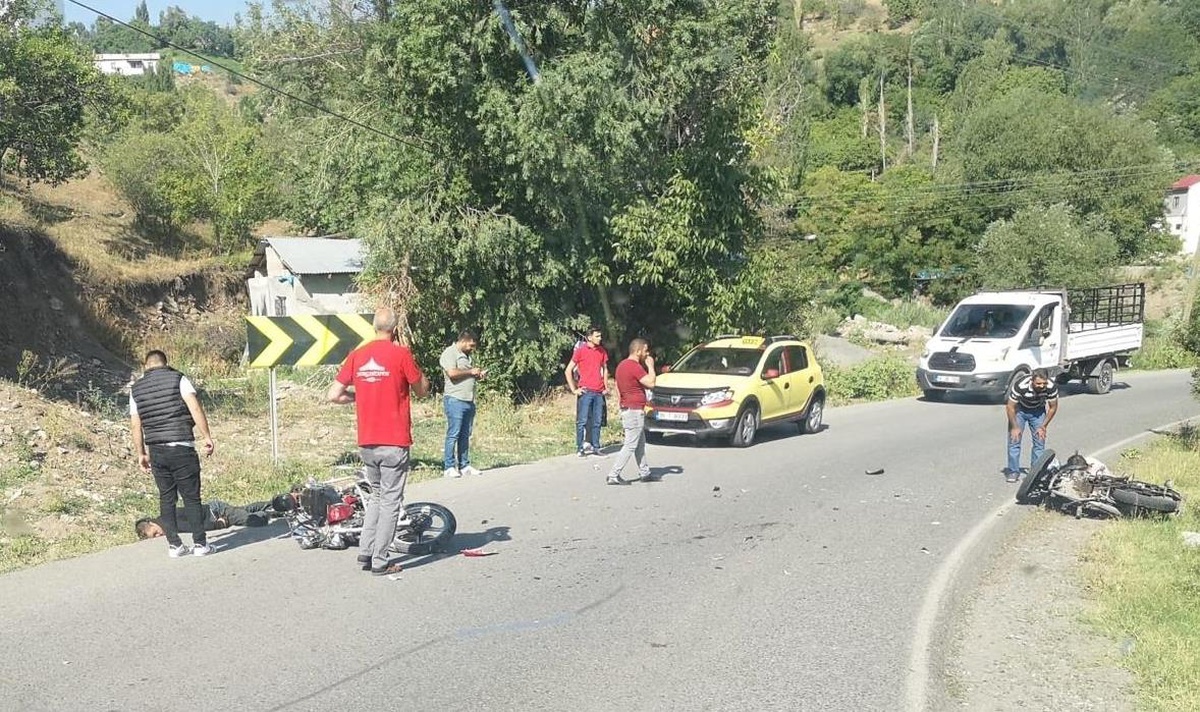 Kars\'ta iki motosiklet çarpıştı: 2 yaralı