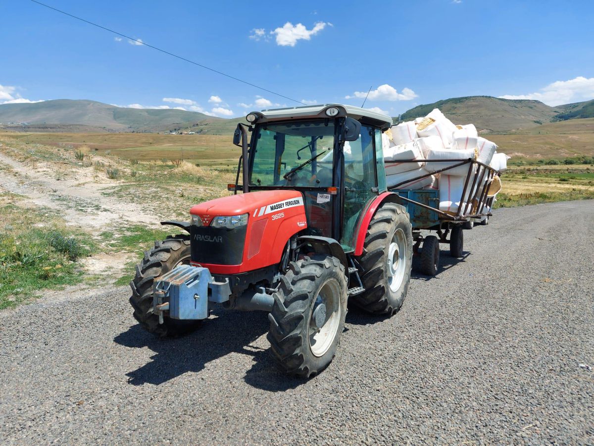 Son dakika haber... Kars\'ta seyir halindeki traktör römorkunun altına düşen kişi öldü