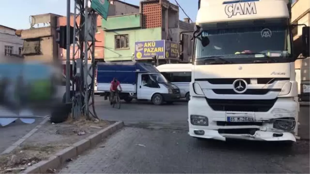 Kaza sonrası kontrolden çıkan panelvan yayaya çarptı