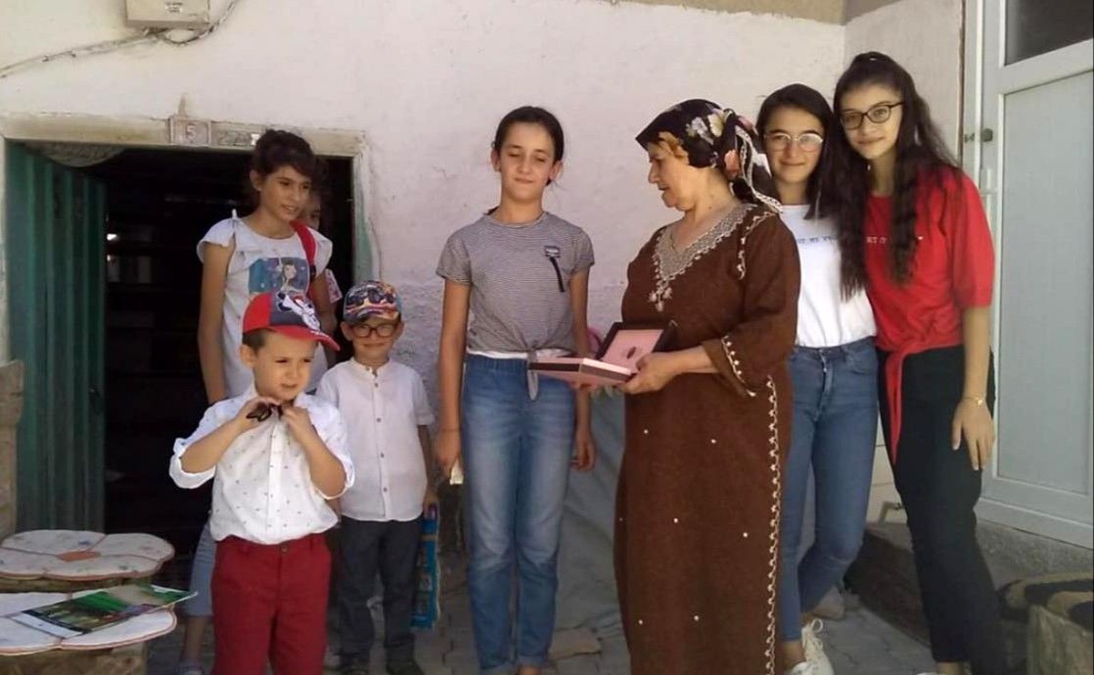 Kendisi okuyamadığı için kitapları topluyor çocuklara ulaştırıyor