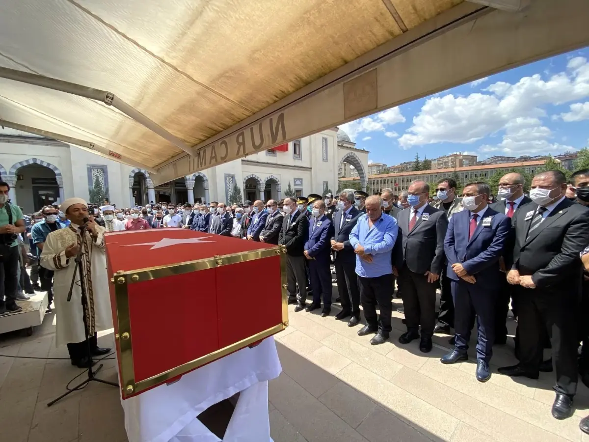 Irak\'ın kuzeyindeki Pençe Harekatı bölgesinde şehit olan asker için Hakkari\'de tören düzenlendi