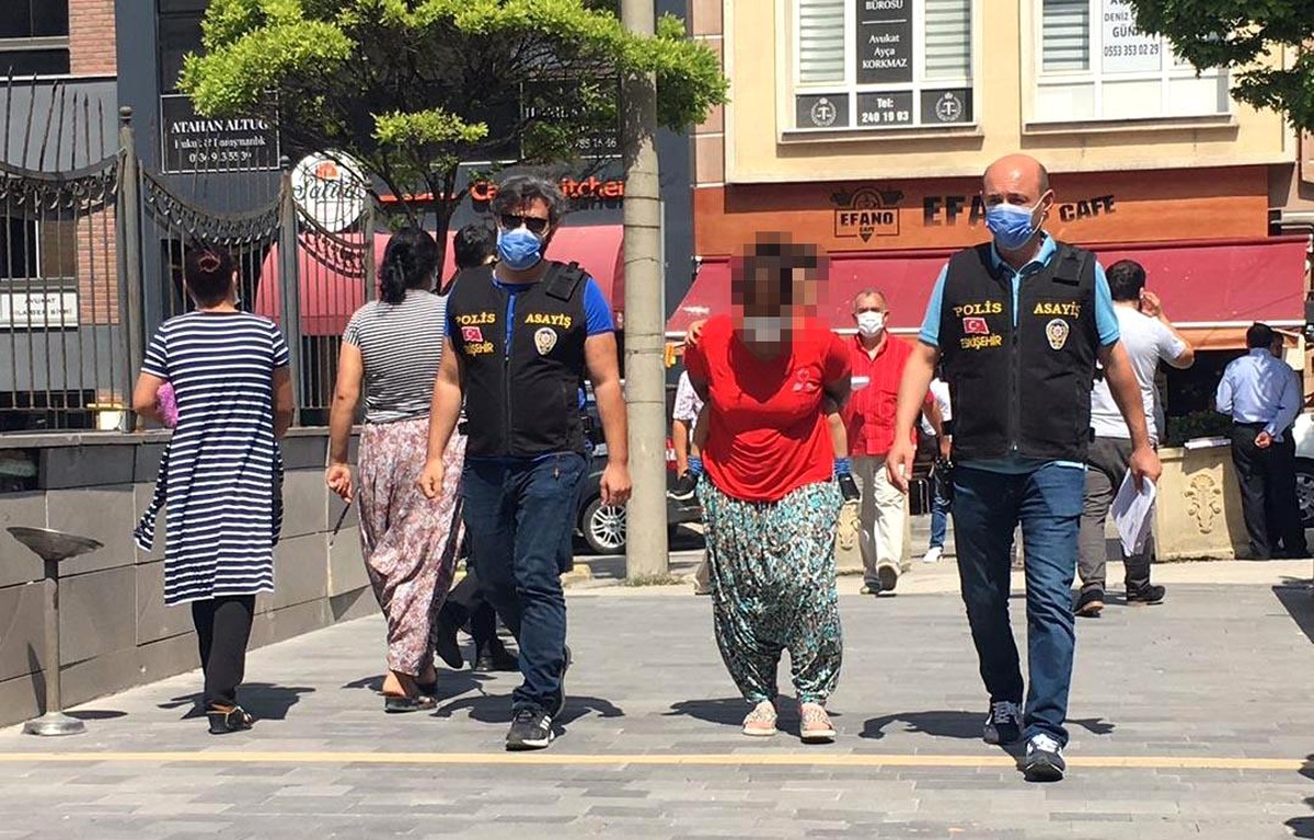 Kızına gözcülük yaptırarak evlere giren kadına ev hapsi cezası verildi