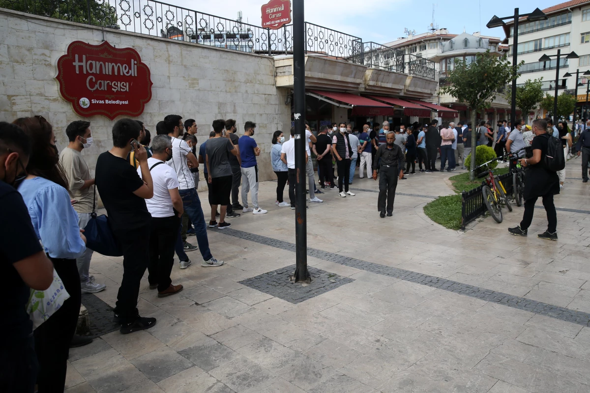 Kovid-19 nedeniyle tribünlere hasret kalan Sivassporlu taraftarlardan Petrocub maçına yoğun ilgi