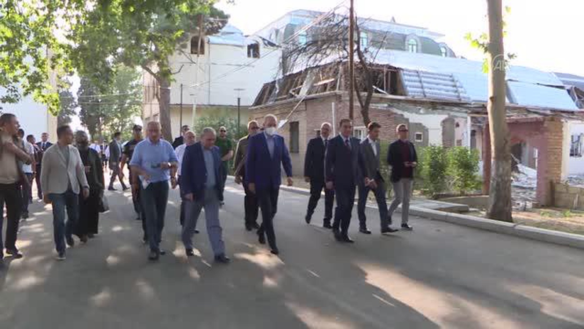Kurtulmuş, Ermenistan\'ın saldırılarında sivillerin hayatını kaybettiği Gence\'yi ziyaret etti