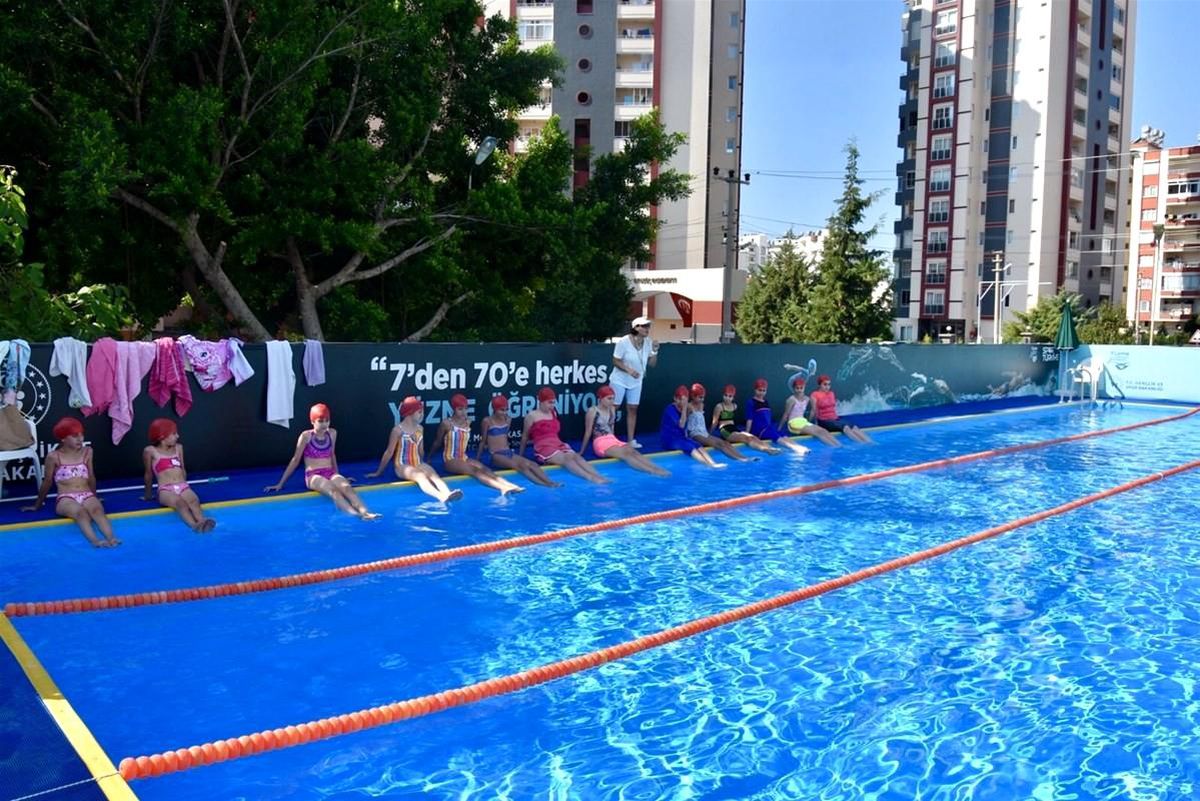 Mezitli\'de portatif havuz açıldı