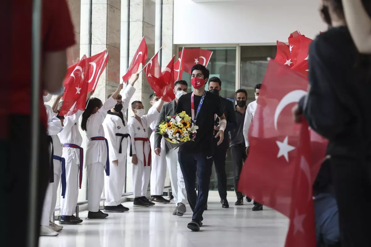 Milli tekvandocu Hakan Reçber, çiçeklerle karşılandı