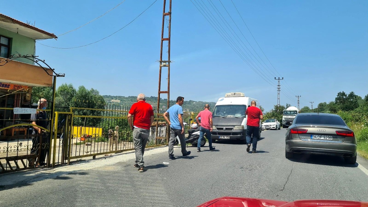 Motosiklet yol kenarındaki kamyonete çarptı: 1 yaralı
