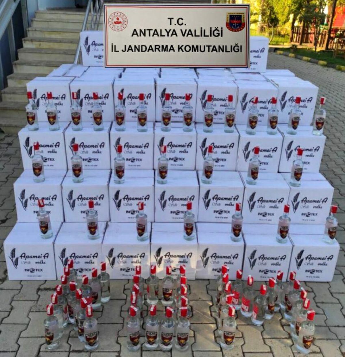 Otel deposunda bin 800 litre kaçak içki ele geçirildi