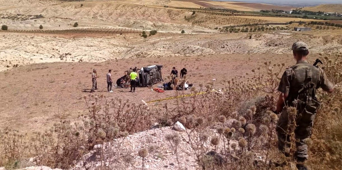 Son dakika haberi! Otomobil refüje çarpıp tarlaya yuvarlandı: 1 ölü, 3 yaralı
