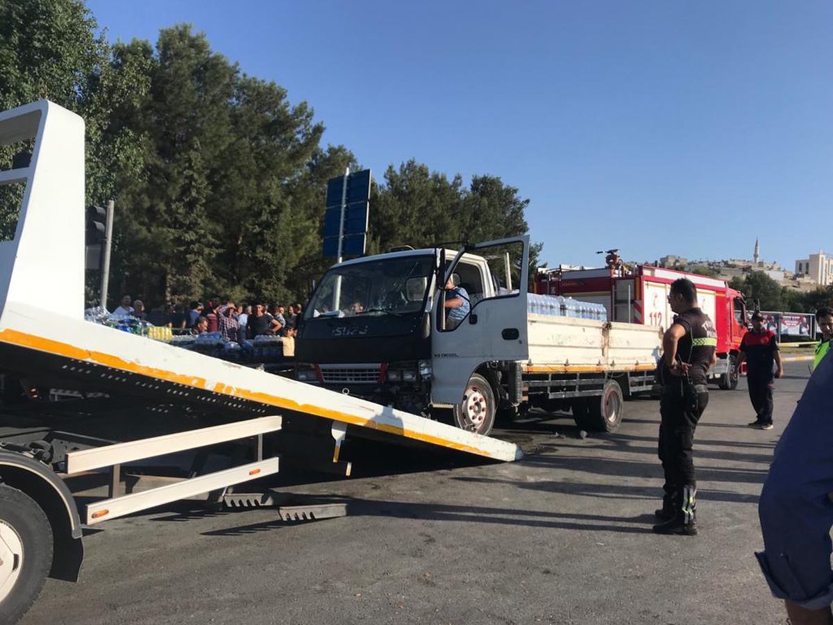 Şanlıurfa\'da kamyonet ile motosiklet çarpıştı: 1 ölü, 1 yaralı