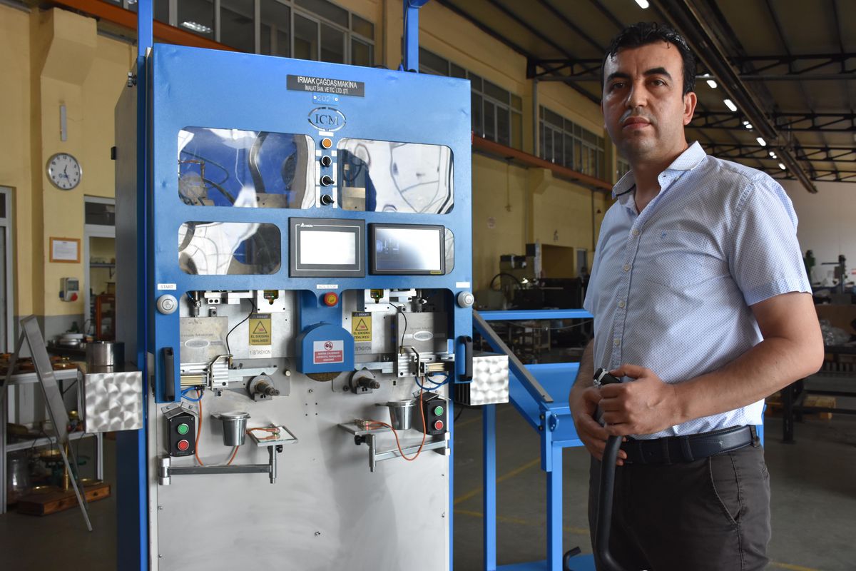 Tekirdağ\'da bir firma araçların su dolaşım sistemlerinin hortumları için "kelepçe takma makinesi" üretti