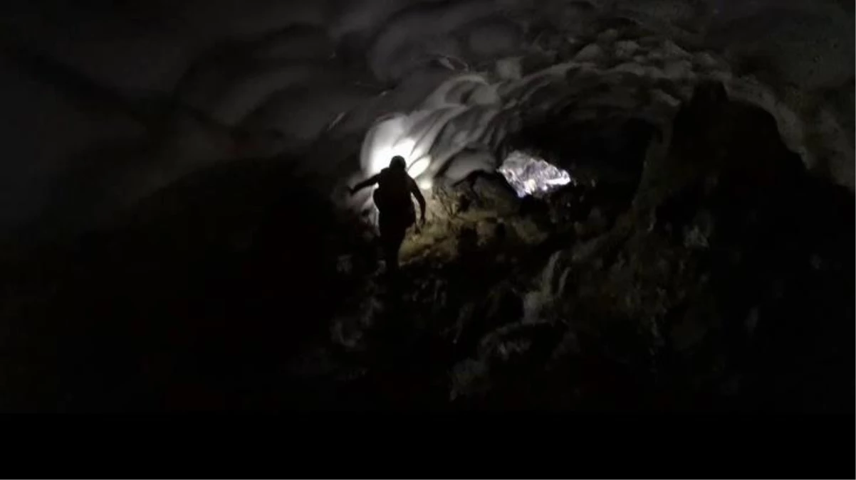 Bursa\'da 50 metrelik buz tüneli bulan dağcılar, gördükleri manzara karşısında şaşkına döndü
