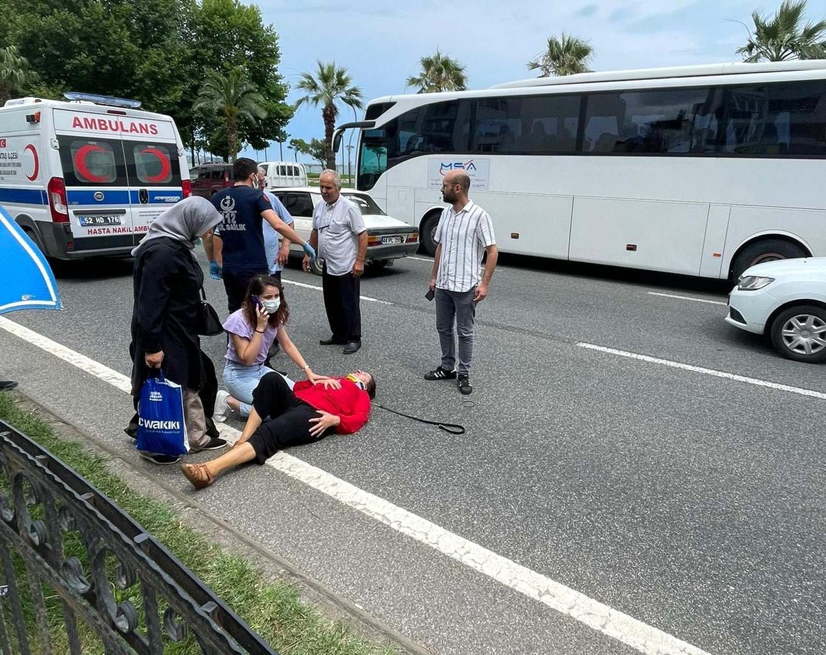 Yolun karşısına geçmeye çalışan kadına kamyonet çarptı