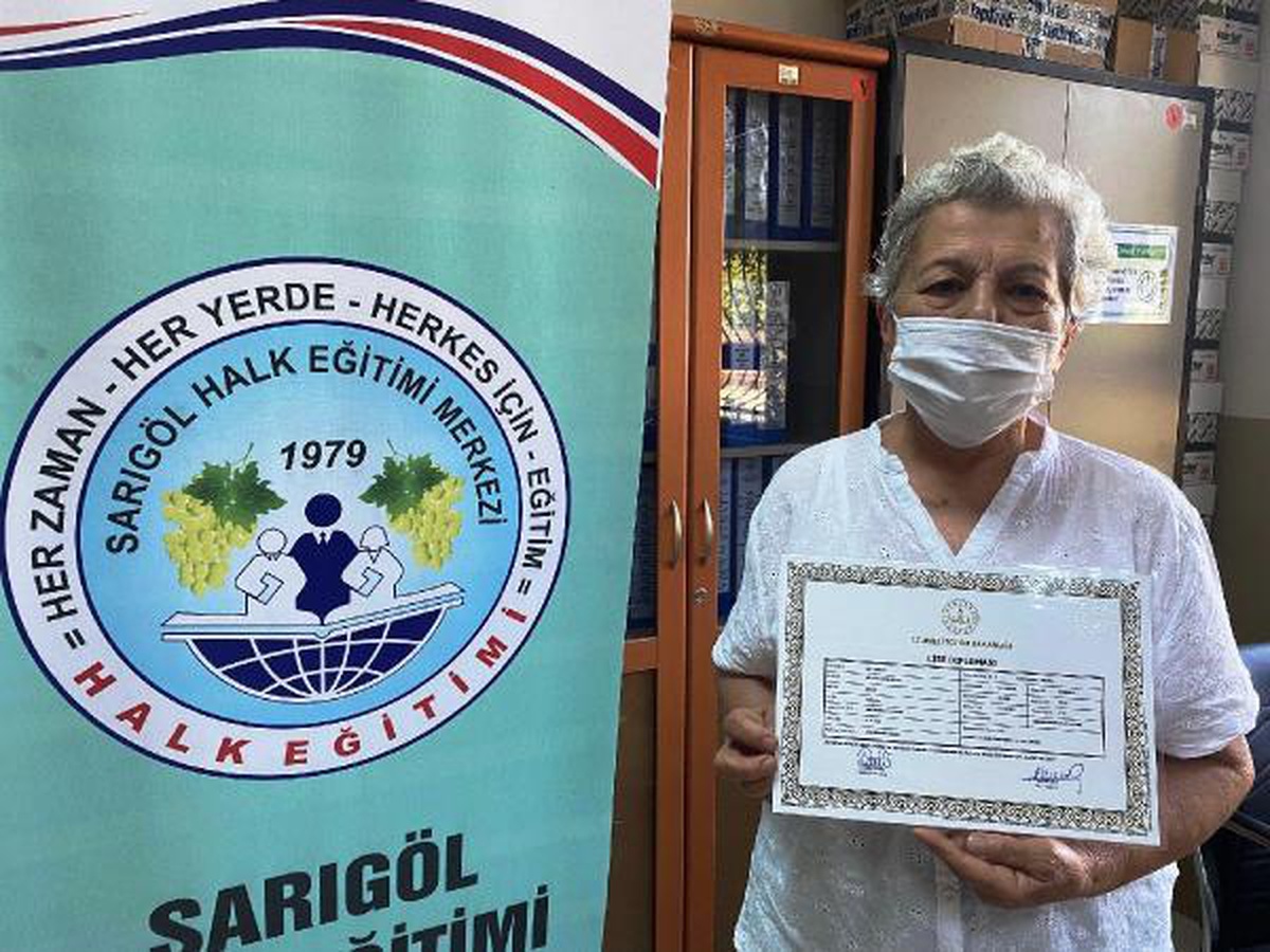 71 yaşında Açık Öğretim Lisesinden mezun olan kadın diplomasını törenle aldı