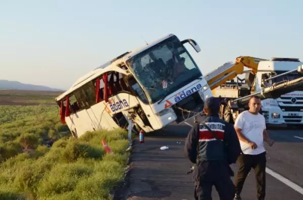 AKSARAY'DA YOLCU OTOBÜSÜ DEVRİLDİ 22 YARALI