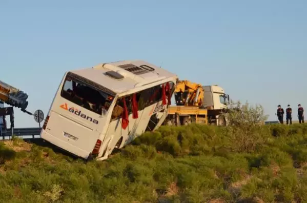 AKSARAY'DA YOLCU OTOBÜSÜ DEVRİLDİ 22 YARALI