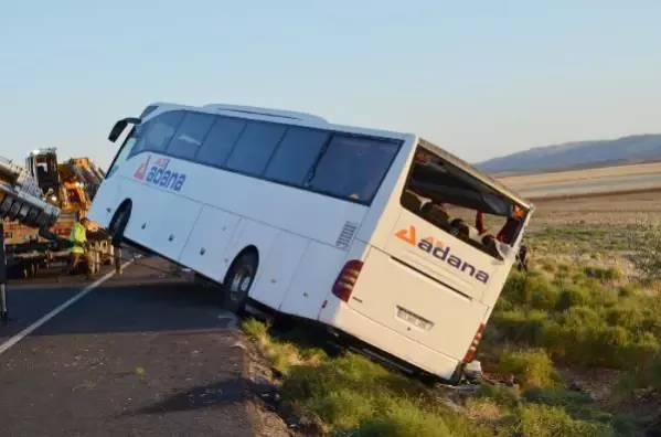 AKSARAY'DA YOLCU OTOBÜSÜ DEVRİLDİ 22 YARALI