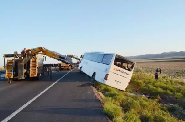 AKSARAY'DA YOLCU OTOBÜSÜ DEVRİLDİ 22 YARALI