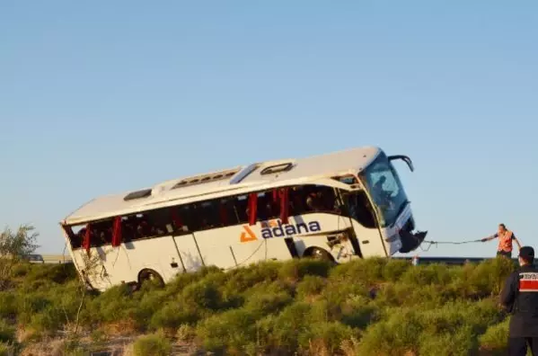 AKSARAY'DA YOLCU OTOBÜSÜ DEVRİLDİ 22 YARALI