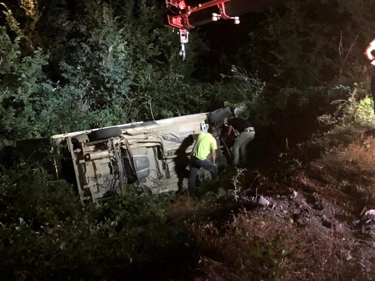 Amasya\'da kontrolden çıkan kamyonet şarampole uçtu: 2 yaralı