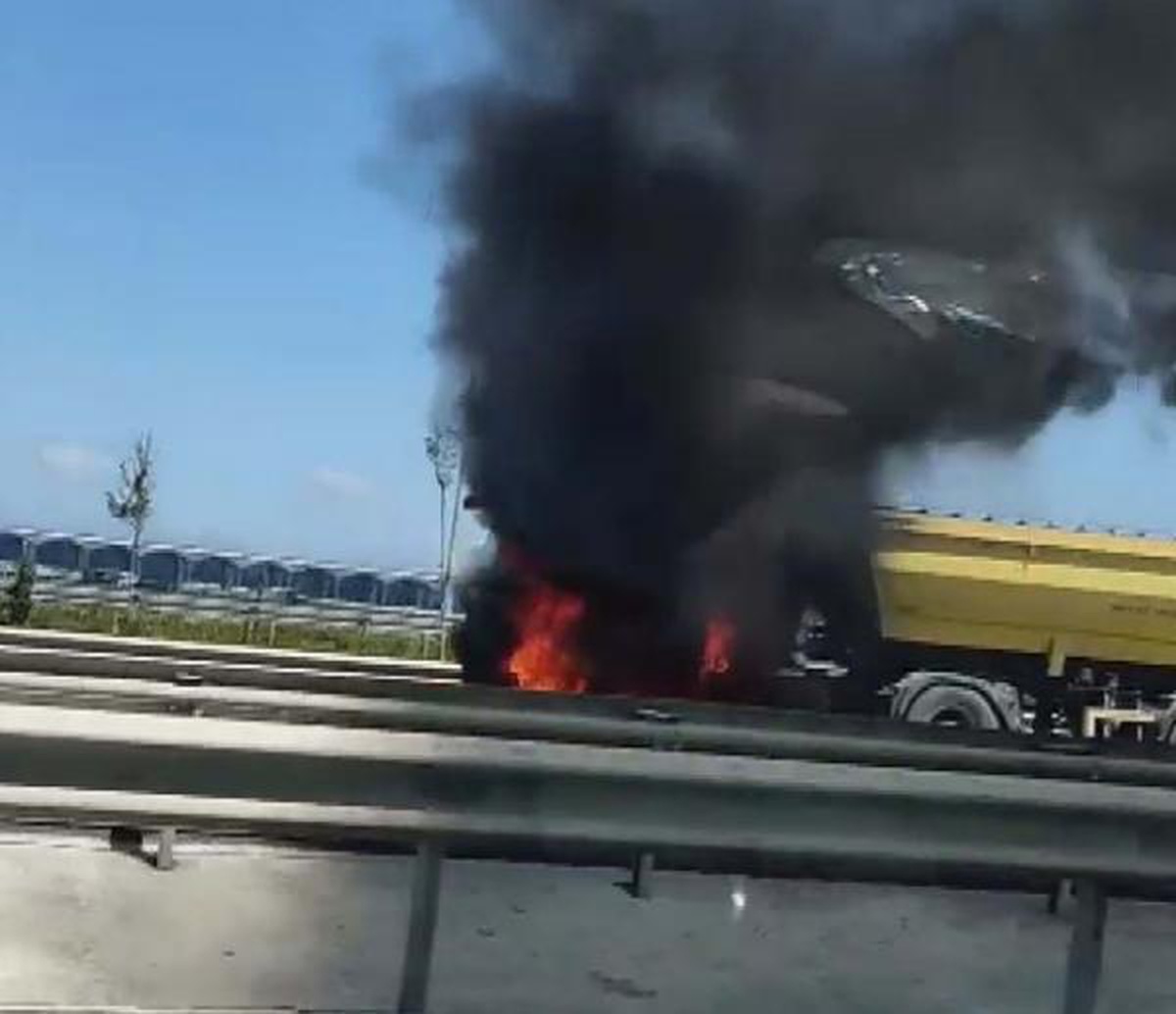 Arnavutköy Kuzey Marmara Otoyolu\'nda hafriyat kamyonu alev alev yandı