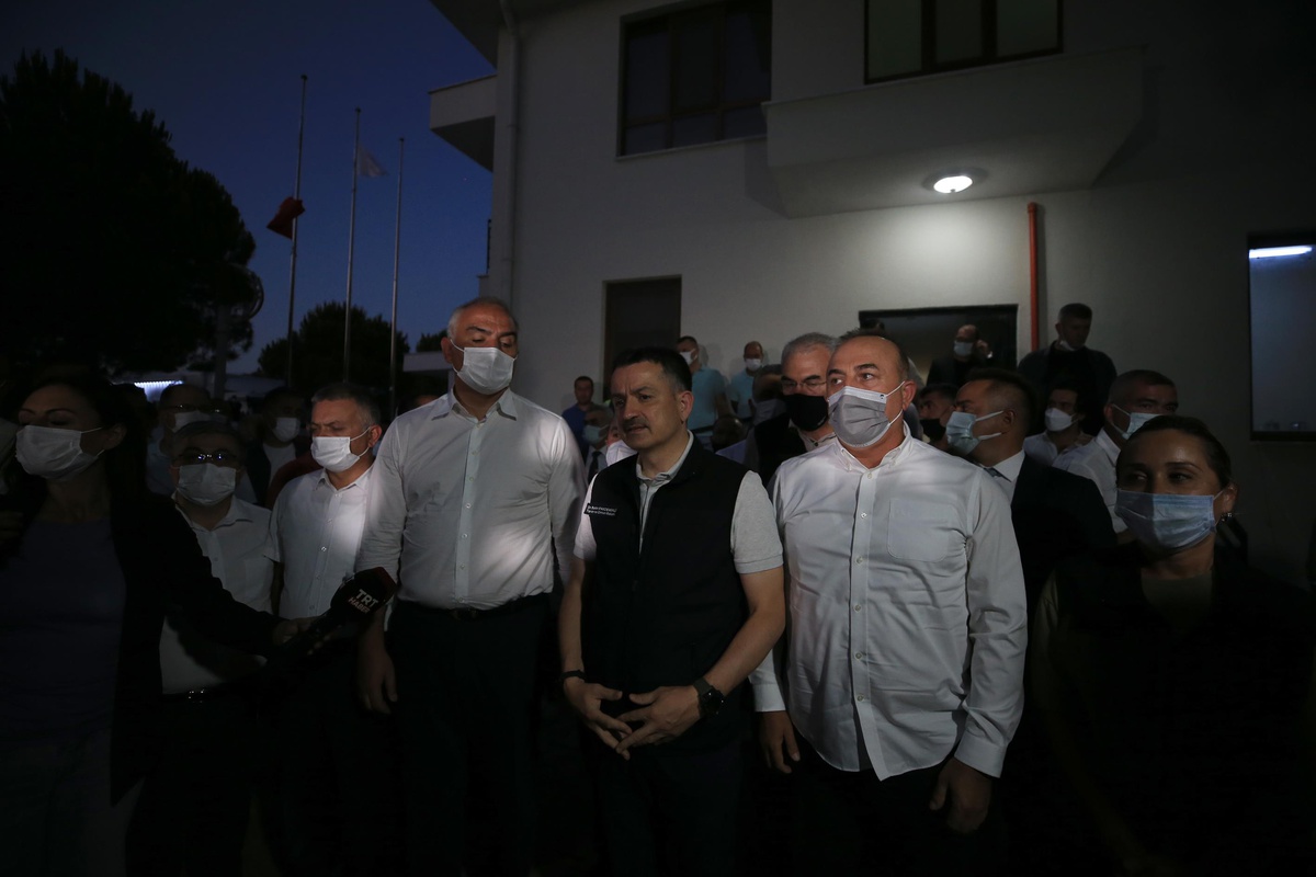 Bakanlar Manavgat\'taki orman yangını bölgesinde incelemede bulundu (1)