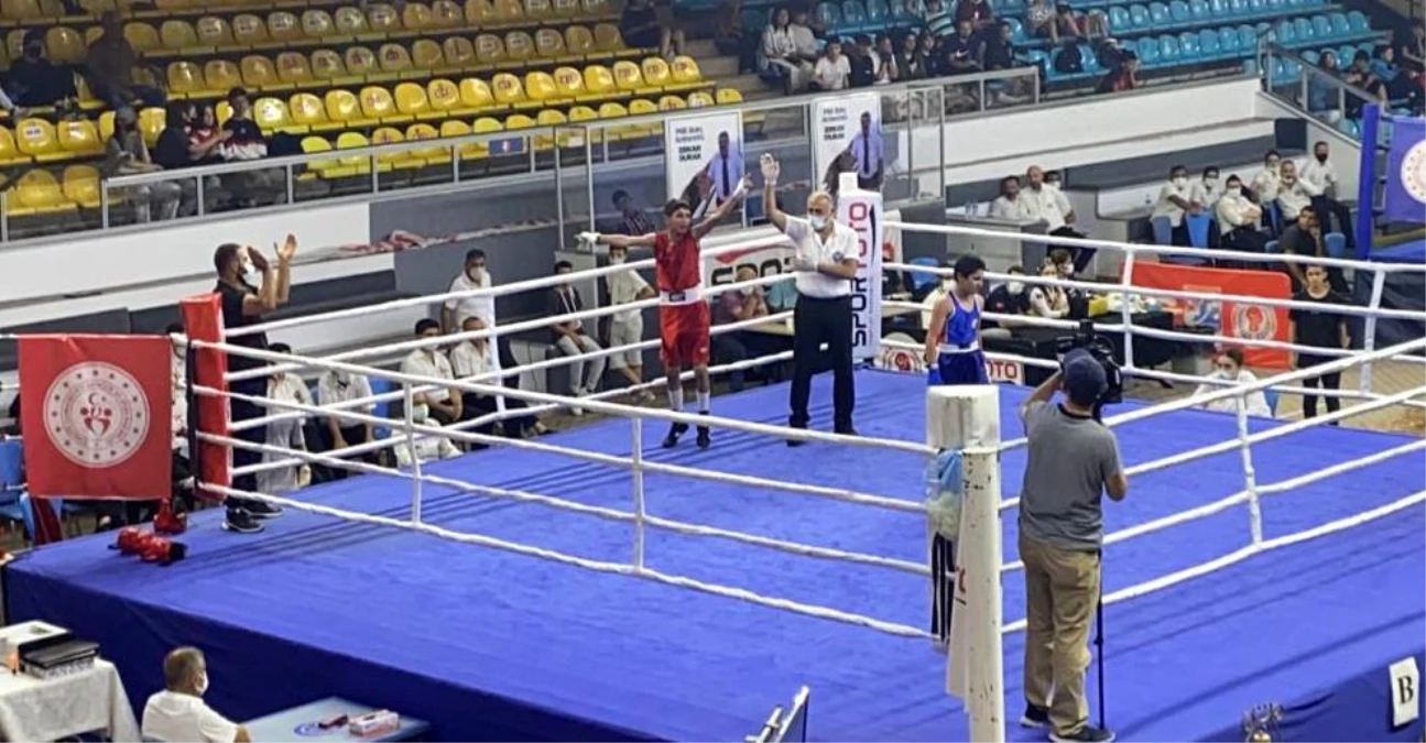 Büyükşehir\'in sporcusu Özkısa boksta Türkiye şampiyonu oldu