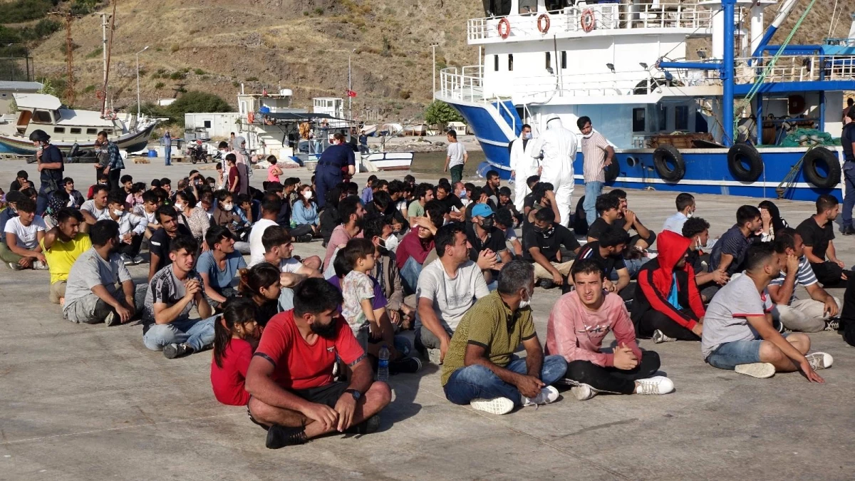 Çanakkale\'de balıkçı teknesine operasyon: 231 düzensiz göçmen yakalandı