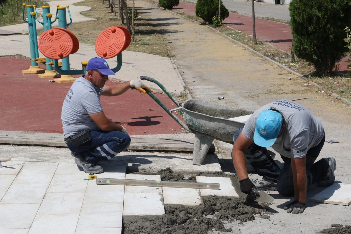 Cumhuriyet Mahallesi\'nin Parkı\'nda yenileme çalışmaları sürüyor