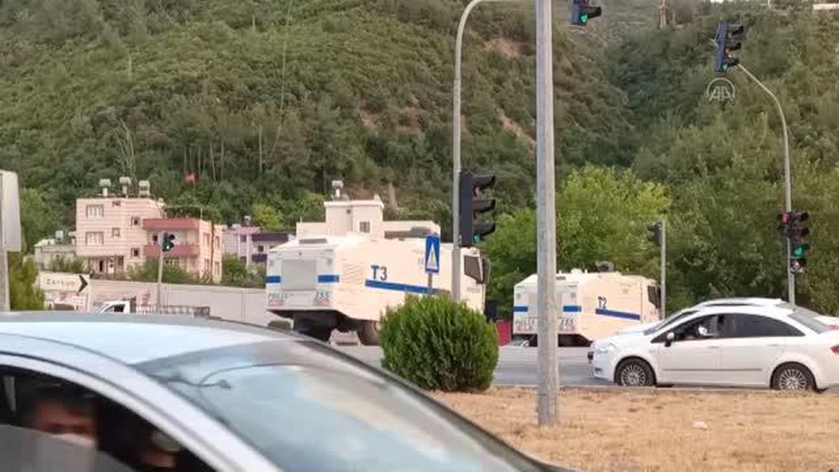 Ormanlık alandaki yangına havadan ve karadan müdahale ediliyor (8)