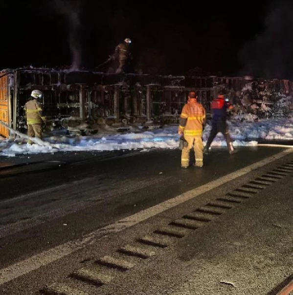 Devrilen TIR'da yangın çıktı, araçta mahsur kalan sürücü yangında öldü