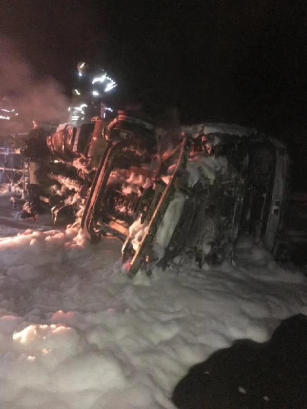 Devrilen TIR'da yangın çıktı, araçta mahsur kalan sürücü yangında öldü
