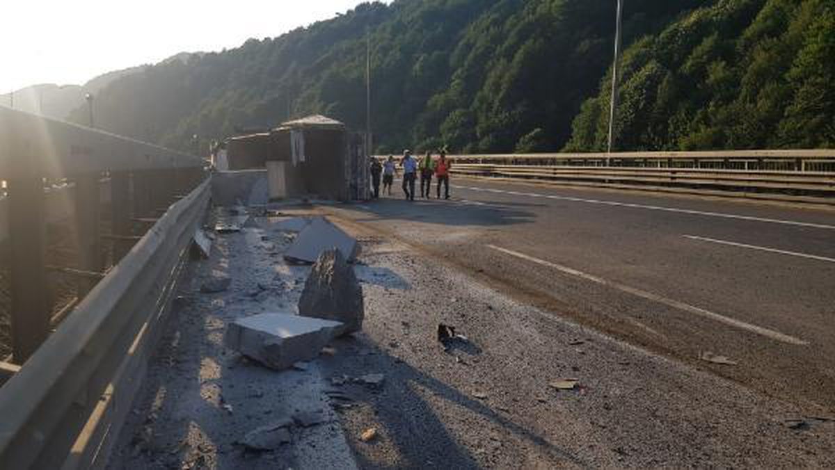 Devrilen TIR, TEM\'in İstanbul istikametini ulaşıma kapattı