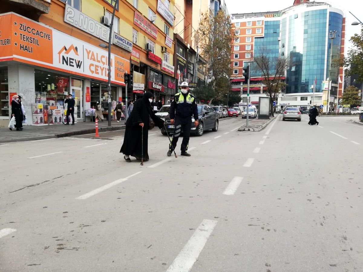 Son Dakika | Elazığ\'da polisten kalpleri ısıtan hareket: Trafiği durdurup yaşlı kadını karşıya geçirdi