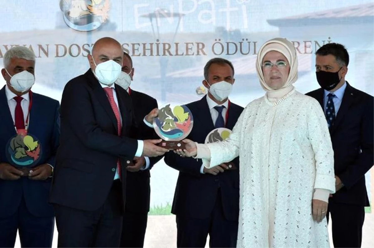 Emine Erdoğan, "Enpati Hayvan Dostu Şehirler" ödül törenine katıldı