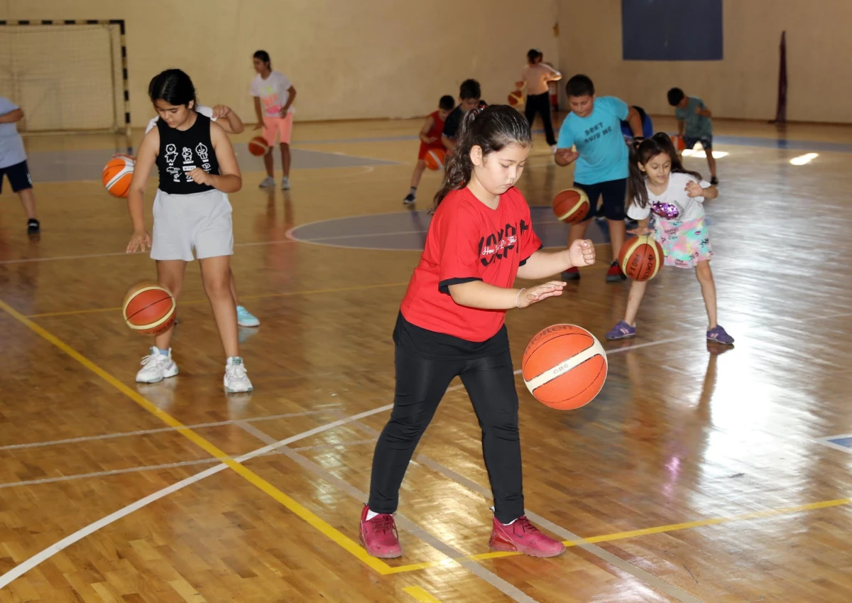 Genç basketbolculara forma ve çanta Başkan Türkyılmaz\'dan
