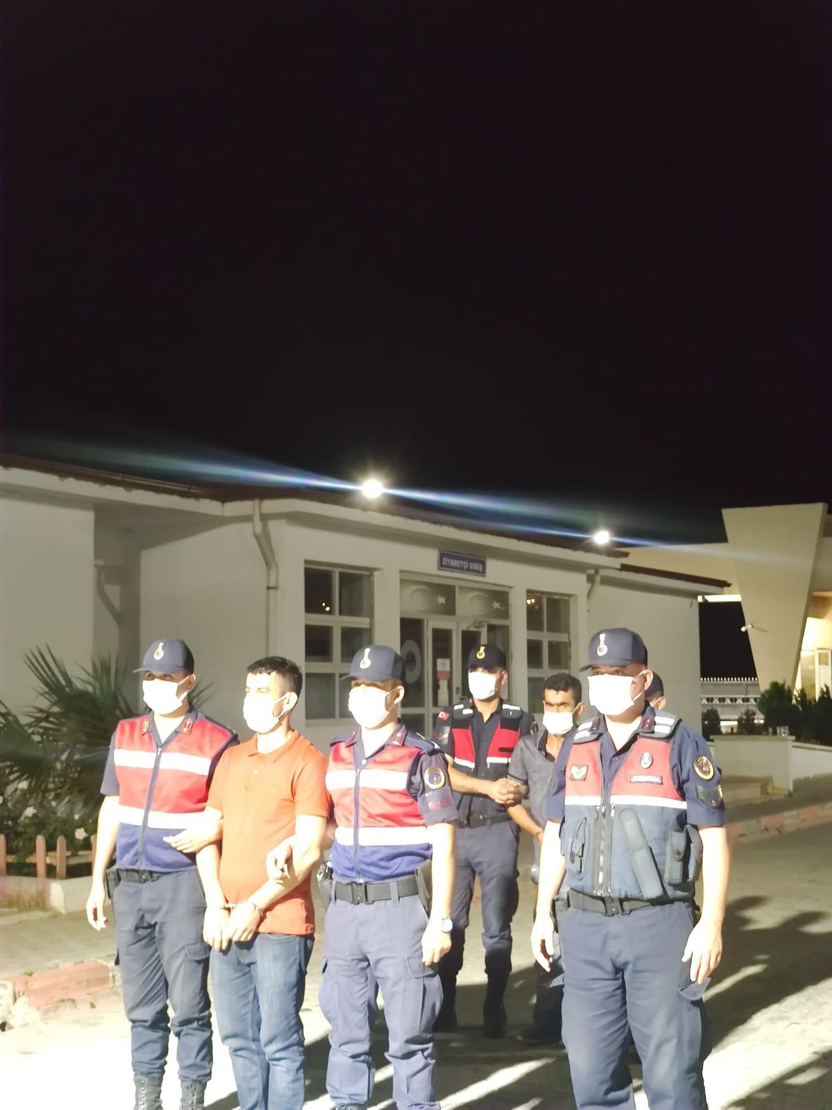 Hatay\'da göçmen kaçakçılığı yaptıkları iddiasıyla 2 zanlı tutuklandı